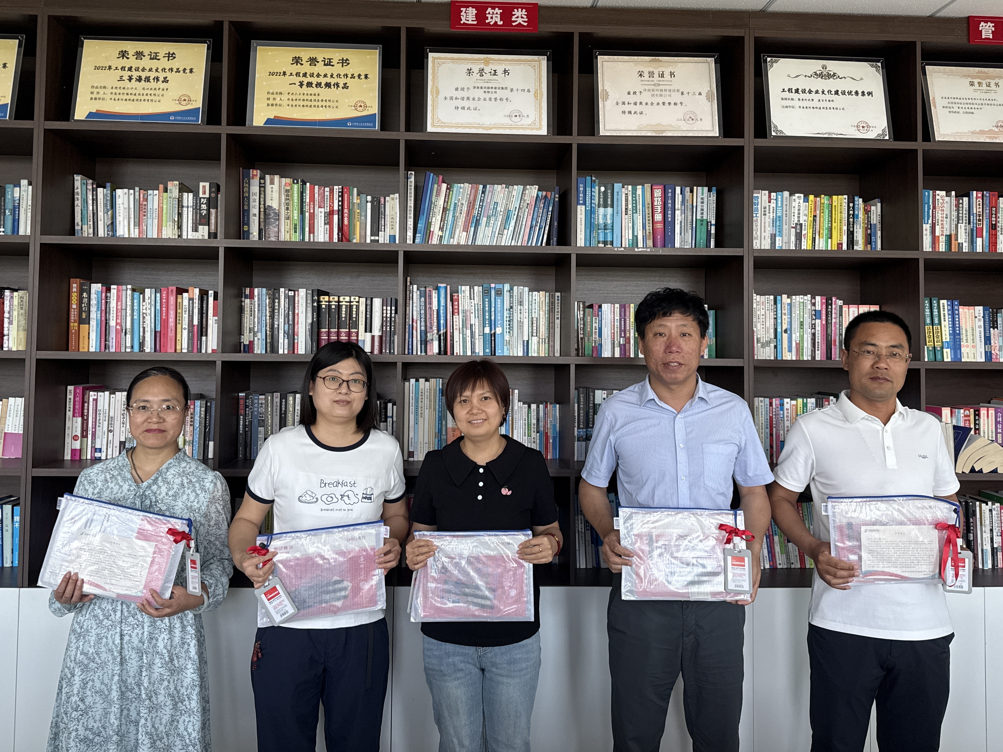 工會(huì)發(fā)文具.jpg